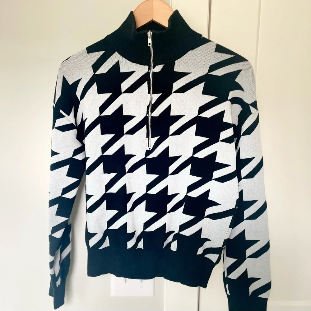 Vigoss Houndstooth Quarter-Zip Cropped Sweater - Size Medium - Black & Grey